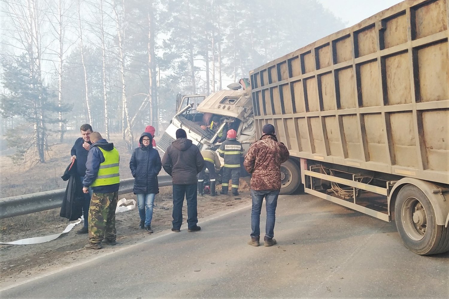 На подъезде к Дружбе, перекрыв трассу, столкнулись два грузовика